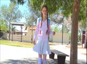 Снимает свою рыжую подружку на игровом майданчике